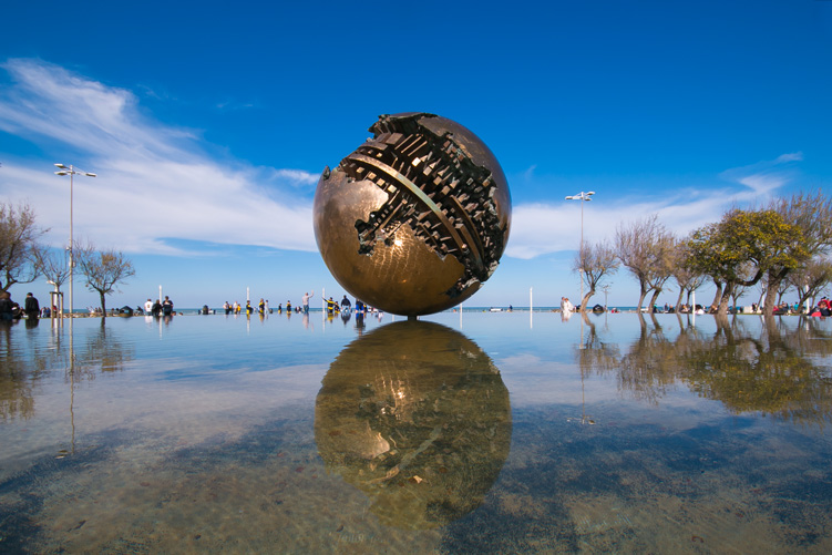 Palla di Arnaldo Pomodoro Pesaro